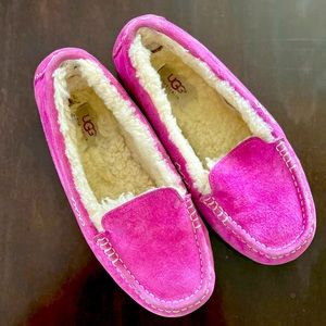 MAGENTA/PINK ugg slippers/moccasins womens size 9!